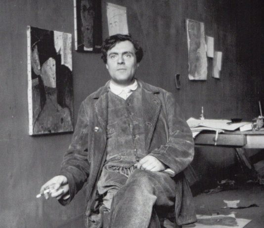 Il Modigliani ritrovato: l’opera emersa da un mercatino in Francia Amedeo Modigliani nel suo studio di Parigi, 1915, ph. Paul Guillaume