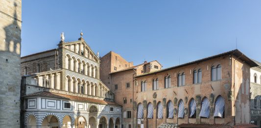 Daniel Buren arriva a Pistoia con una grande mostra. E trasforma lo spazio pubblico