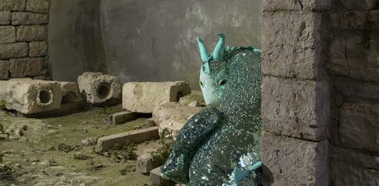 Da Casa Di Marino, sette artisti raccontano il futuro sfuggente di una generazione Gabriella Siciliano, Elliot, 2023, fabric, polyester padding / tessuto, imbottitura in poliestere, cm 200 x 40 x 60