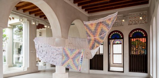 Le curatrici, i temi, le opere più suggestive: il racconto della Biennale di Sharjah