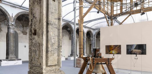 Napoli, da Made in Cloister dieci artisti esplorano il chiaroscuro dei nostri tempi Il Sol dell'Avvenir, veduta della mostra, Fondazione Made in Cloister, Napoli, 2025, ph Francesco Squeglia.