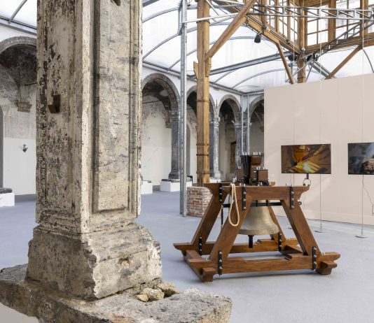 Napoli, da Made in Cloister dieci artisti esplorano il chiaroscuro dei nostri tempi Il Sol dell'Avvenir, veduta della mostra, Fondazione Made in Cloister, Napoli, 2025, ph Francesco Squeglia.