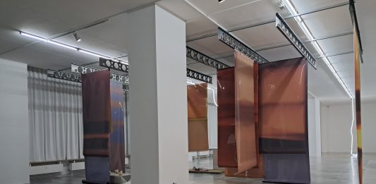 La spiritualità passa dal silenzio e dai sensi: la collettiva alla Julia Stoschek Foundation di Berlino