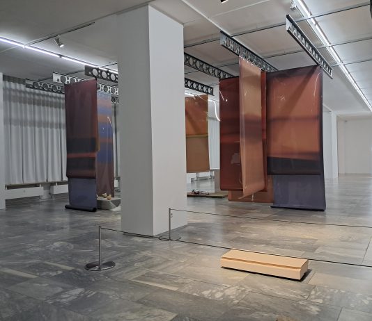 La spiritualità passa dal silenzio e dai sensi: la collettiva alla Julia Stoschek Foundation di Berlino