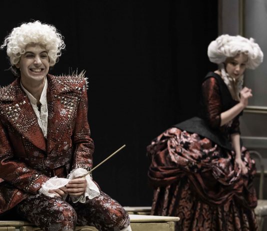 Mozart nostro contemporaneo: vita e duelli di un compositore ribelle, sul palco dell’Elfo di Milano