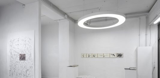 Gli sguardi essenziali di Lo Presti e Zolfaghari in dialogo alla Curva Pura di Roma Benyamin Zolfaghari e Giuseppe Antonio Lo Presti, Lessico familiare, veduta della mostra, ph. Giorgio Benni, Courtesy Curva Pura, Roma 2025