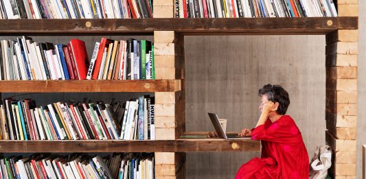 Fare parentela, costruire collettività: intervista alla curatrice internazionale Chus Martínez