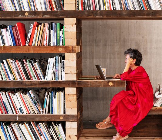 Fare parentela, costruire collettività: intervista alla curatrice internazionale Chus Martínez