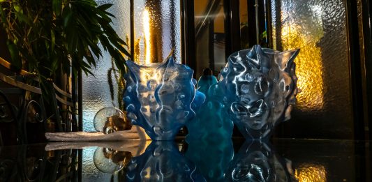 A Torino due artisti riflettono sulla dis-funzionalità degli oggetti falanga