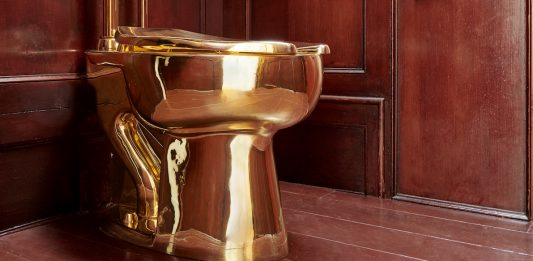 È iniziato il processo per il furto del wc dorato di Maurizio Cattelan