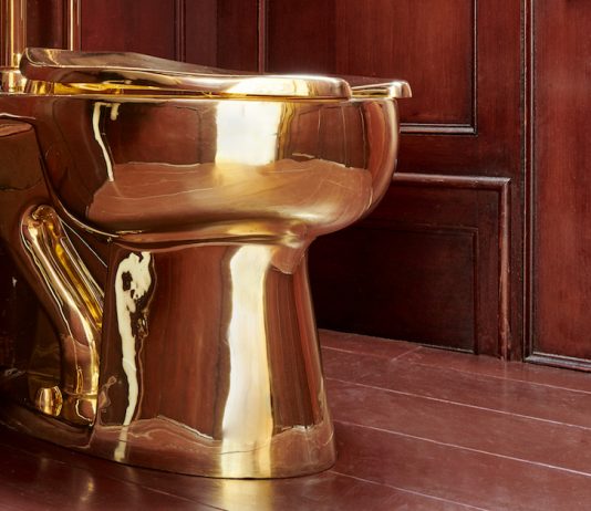 È iniziato il processo per il furto del wc dorato di Maurizio Cattelan