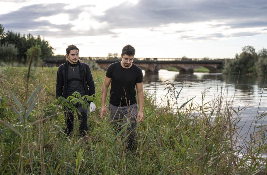 AVVICINARSI: Paesaggio inevitabilehttps://www.exibart.com/repository/media/2025/03/Ricardo-Aleodor-Venturi-e-Edoardo-Loi-Azione-dal-fiume-al-mare-Savignano-Mare-2024-foto-di-LumaPhoto-1068x700.jpg