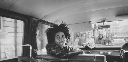 Le fotografie di Dennis Morris racontano il legame profondo tra musica e identità