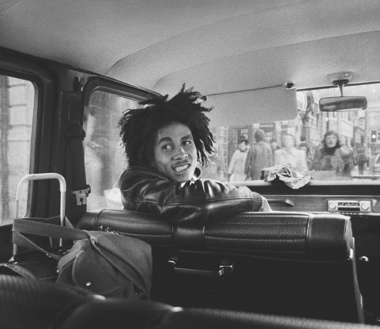 Le fotografie di Dennis Morris racontano il legame profondo tra musica e identità