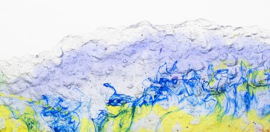 Nelle opere di Daniel Knorr le cicatrici del consumismo diventano scultura