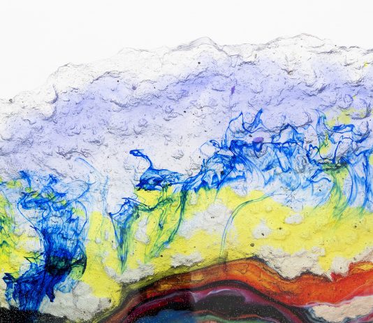 Nelle opere di Daniel Knorr le cicatrici del consumismo diventano scultura