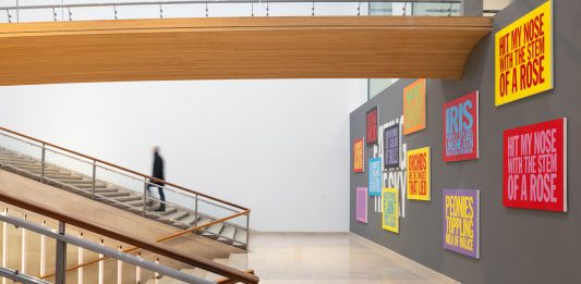 Un poeta al museo. La Triennale di Milano celebra John Giorno e l’arte della parola john giorno