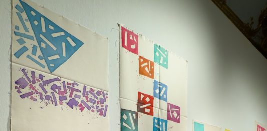 «Mi sono sempre immerso nelle immense memorie della pittura». Apre a Genova la grande mostra su Giorgio Griffa