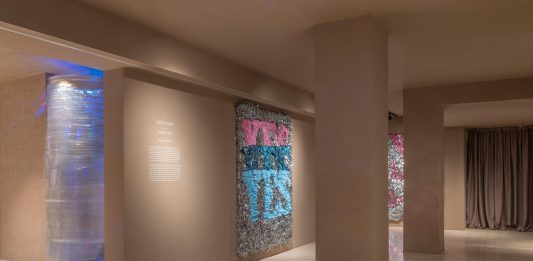 Daniel González trasforma le parole in luce: la mostra da Visionnaire, a Milano Daniel Gonzalez, I Love You, veduta della mostra, Visionnaire Wunderkammer, Milano, 2025