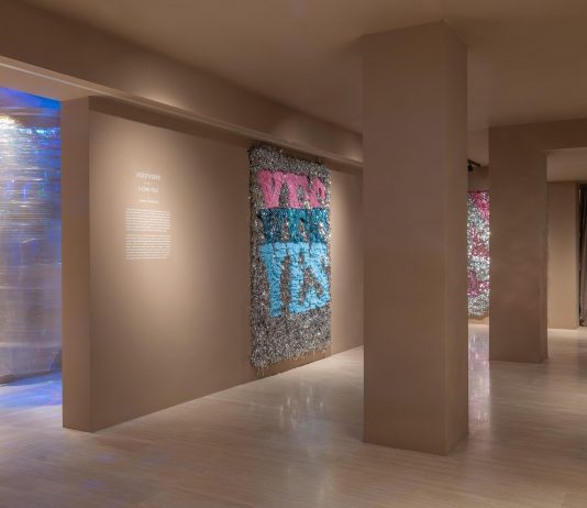 Daniel González trasforma le parole in luce: la mostra da Visionnaire, a Milano Daniel Gonzalez, I Love You, veduta della mostra, Visionnaire Wunderkammer, Milano, 2025