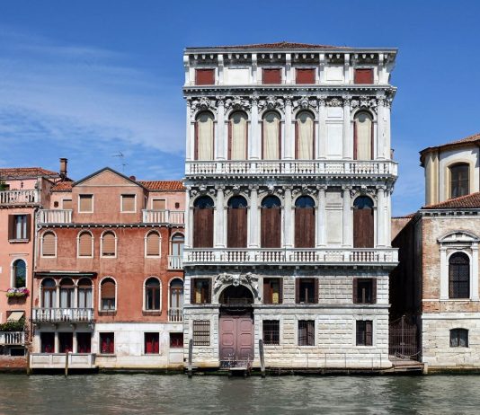 Sette secoli di occhiali italiani, tra artigianato e design: una mostra a Venezia
