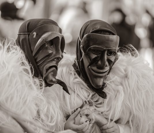 Carne o Ossa: al MUACC di Cagliari, il volto contemporaneo del Carnevale barbaricino