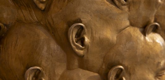 L’arte è un incontro con il tempo dell’esistenza: intervista a Tony Cragg Tony Cragg, Infinite forme e bellissime, Roma, 2025, veduta della mostra, ph. Monkeys Video Lab