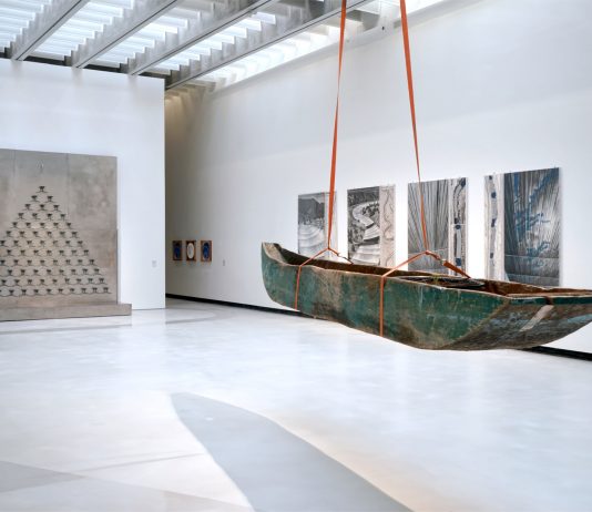 In veste di curatore e artista, Oscar Tuazon porta al MAXXI una riflessione multisensoriale sull’acqua