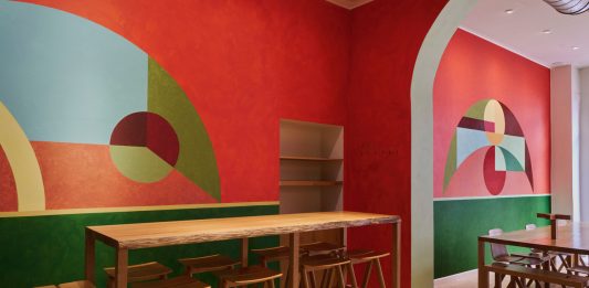 A Milano c’è un locale di cucina giapponese che ogni stagione cambia pelle grazie agli artisti contemporanei