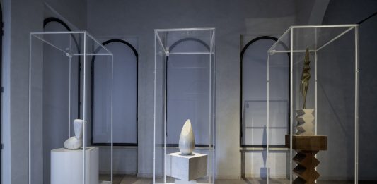 A Roma le opere di Brancusi dedicate al volo entrano in dialogo con le Uccelliere Farnesiane