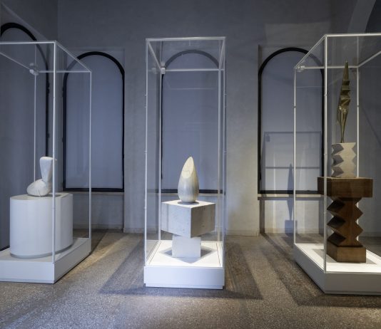 A Roma le opere di Brancusi dedicate al volo entrano in dialogo con le Uccelliere Farnesiane