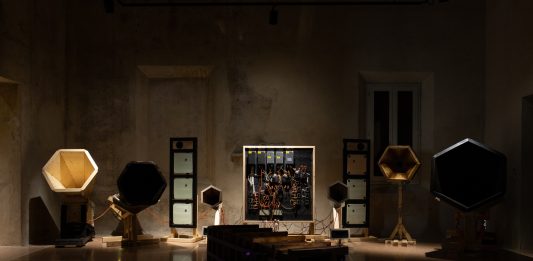 Errori, codici, tracce: estetiche della comunicazione in una mostra a Bologna