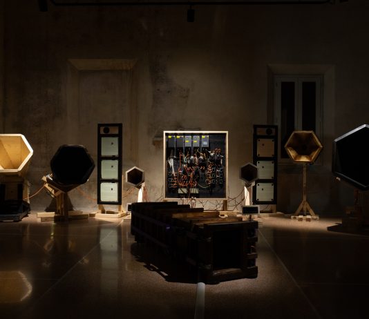 Errori, codici, tracce: estetiche della comunicazione in una mostra a Bologna