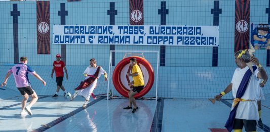 Coppa Pizzeria 2025: nel porto di Napoli si gioca il calcio assurdo di Daniele Sigalot Coppa Pizzeria 2024, Kursaal Ostia, Roma