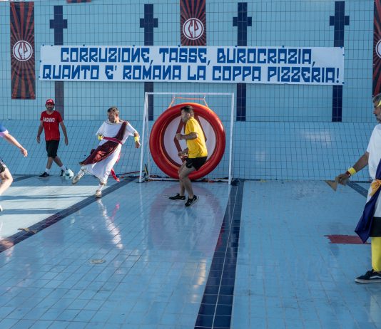 Coppa Pizzeria 2025: nel porto di Napoli si gioca il calcio assurdo di Daniele Sigalot Coppa Pizzeria 2024, Kursaal Ostia, Roma