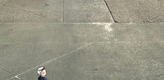 L’identità femminile afghana nelle opere di Shamsia Hassani: la mostra a Londra