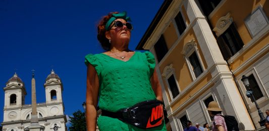 La ricerca dello stupore perduto: lo sguardo di Domenico Flora sul turismo di massa