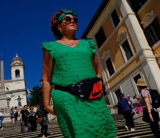 La ricerca dello stupore perduto: lo sguardo di Domenico Flora sul turismo di massa