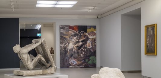 A Milano le opere di Robert Rauschenberg si intrecciano alla collezione del Museo del Novecento creando un dialogo inedito