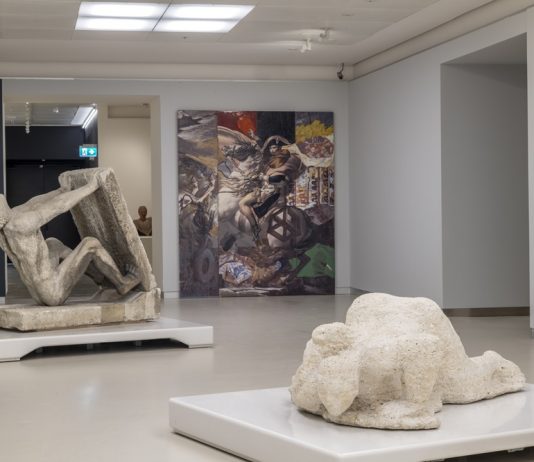 A Milano le opere di Robert Rauschenberg si intrecciano alla collezione del Museo del Novecento creando un dialogo inedito