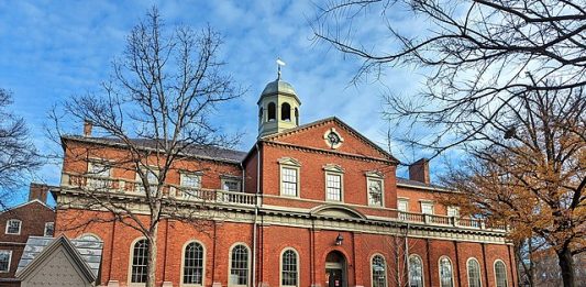 Braccio di ferro tra Harvard e Trump: lo scontro si sposta in tribunale