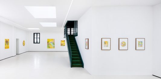 Si vive tra le fiamme in “rapt glittery beguile awhile”, personale di John McAllister a Venezia