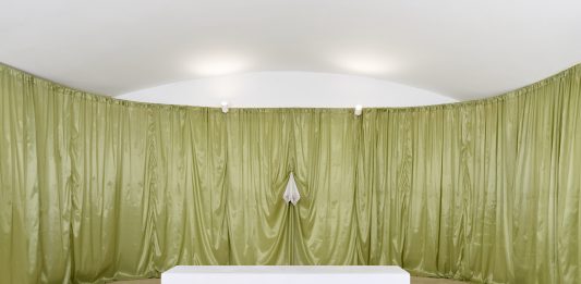 Gli intrecci tra passato, presente e futuro di Barbara Prenka in mostra a Venezia