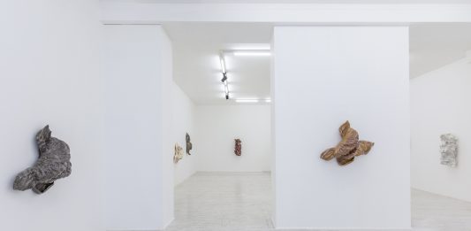 Del poeta il fin la meraviglia. Lynda Benglis, di nuovo, stupisce a Bergamo
