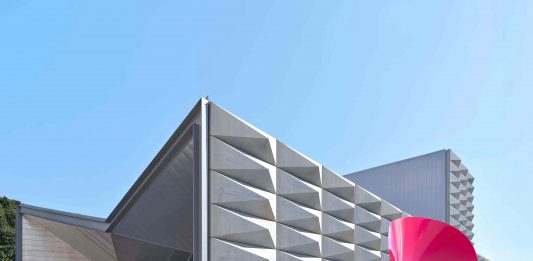 Estasi urbana: la nuova installazione di Patrick Tuttofuoco a Brescia