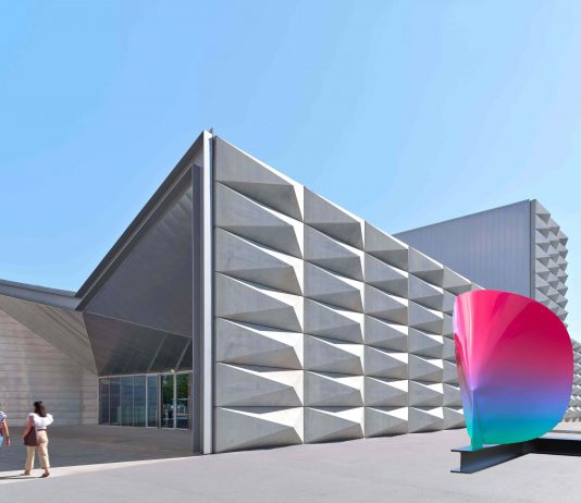 Estasi urbana: la nuova installazione di Patrick Tuttofuoco a Brescia