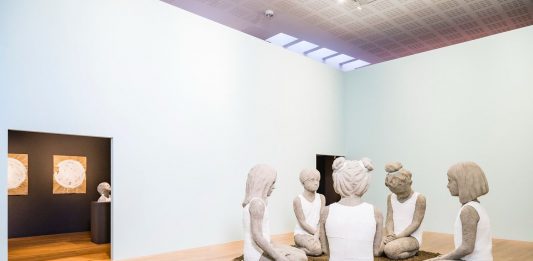 Tornare bambini è un gioco serio: la poetica di Valerio Berruti in mostra ad Alba