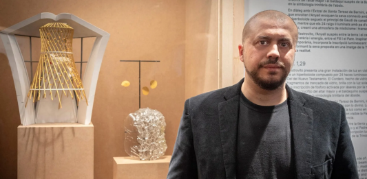 Andrea Mastrovito firma l’Agnus Dei della Sagrada Familia di Barcellona