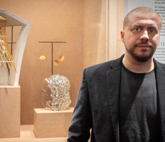 Andrea Mastrovito firma l’Agnus Dei della Sagrada Familia di Barcellona