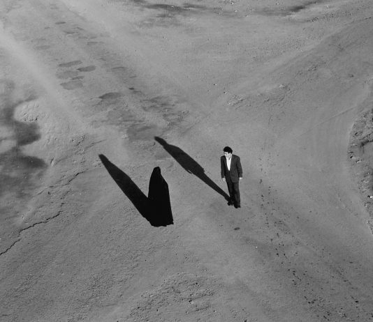 Shirin Neshat: la storia dell’artista, attivista e dissidente politica raccontata al PAC di Milano shirin neshat